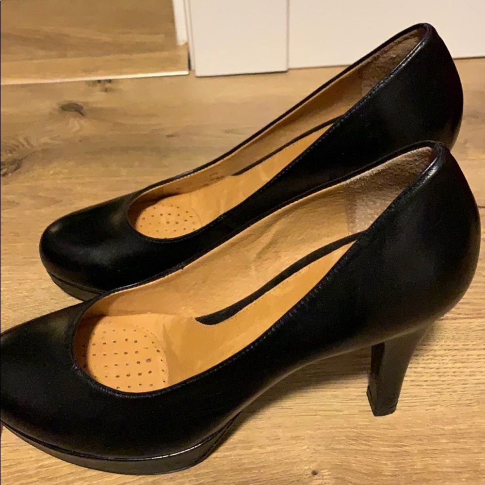 Nurture Black Pumps